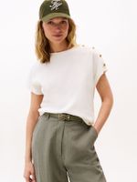 Camiseta-con-botones-dorados-en-el-hombro