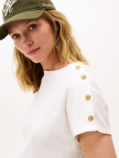 Camiseta-con-botones-dorados-en-el-hombro