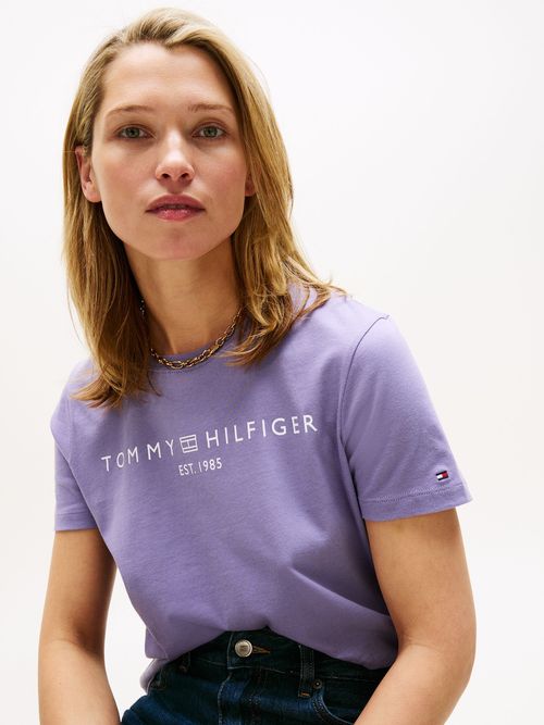 Camiseta-con-cuello-redondo-y-logo-distintivo