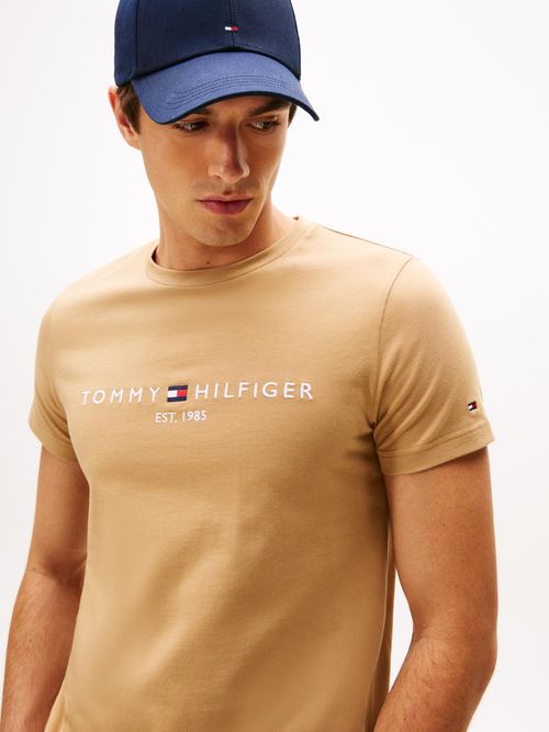 Camiseta-con-logo-bordado