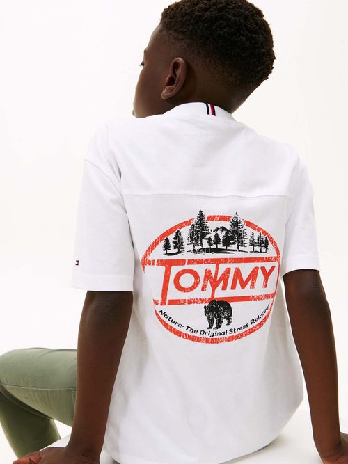 Camiseta-con-logo-grafico