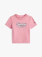 Camiseta-con-logo-grafico