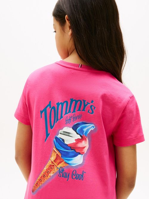 Camiseta-con-logo-grafico-en-la-parte-trasera