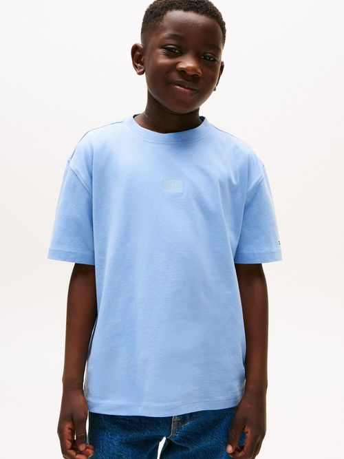 Camiseta-con-logo-tonal-bordado