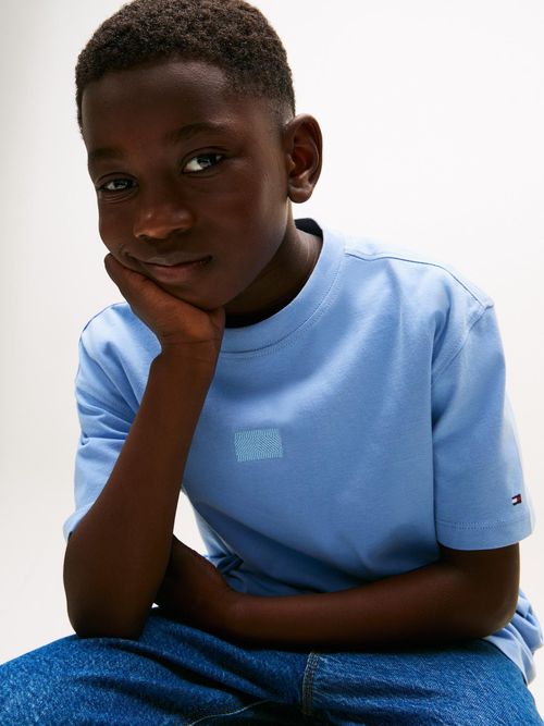 Camiseta-con-logo-tonal-bordado