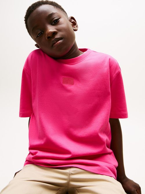 Camiseta-con-logo-tonal-bordado