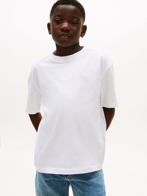 Camiseta-con-logo-tonal-bordado