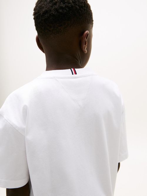 Camiseta-con-logo-tonal-bordado