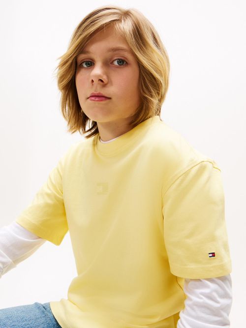 Camiseta-con-logo-tonal-bordado