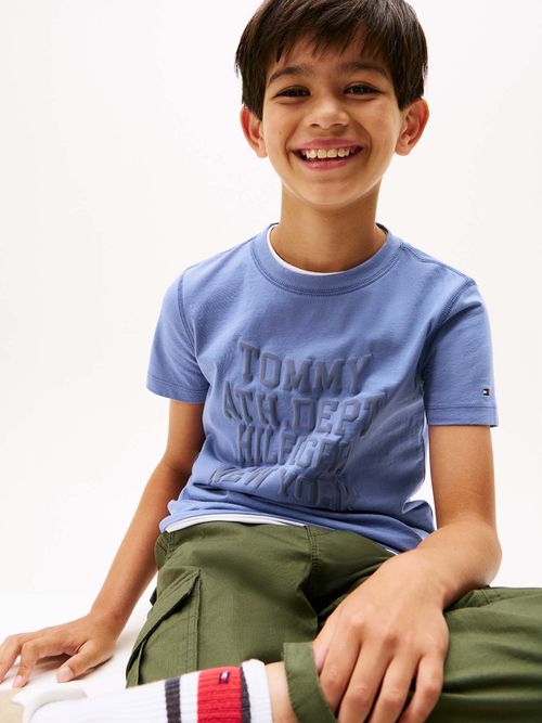 Camiseta-con-logo-varsity