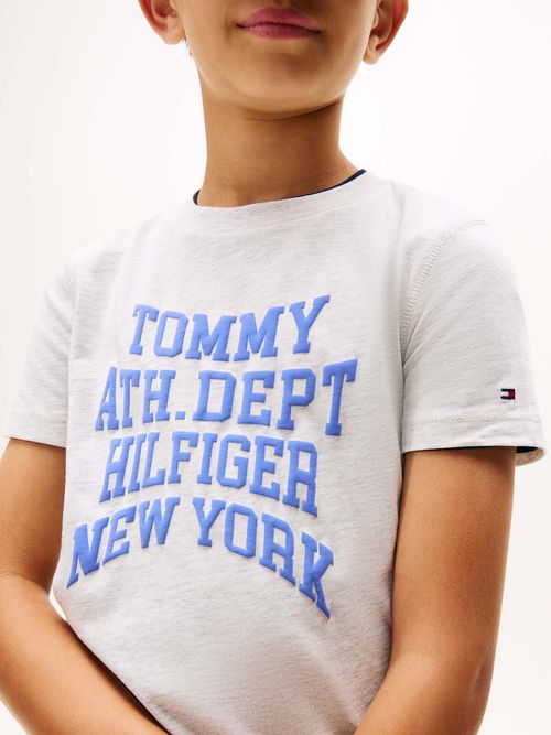 Camiseta-con-logo-varsity