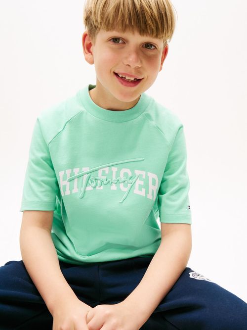 Camiseta-con-manga-raglan-y-logos-mixtos