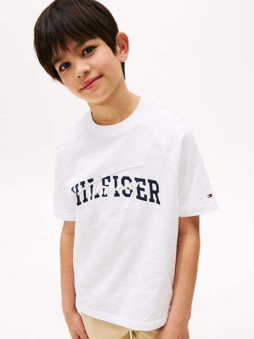 Camiseta-con-manga-raglan-y-logos-mixtos