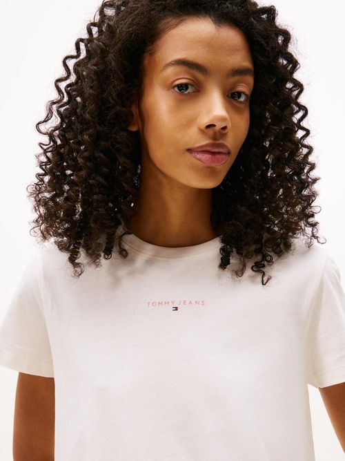 Camiseta-de-cuello-redondo-con-logo-lineal