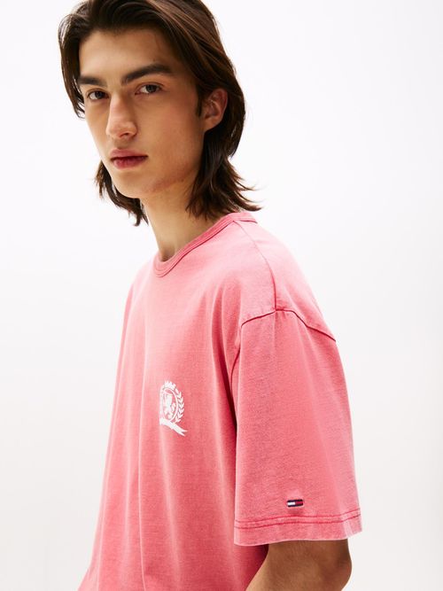 Camiseta-relaxed-con-logo-en-forma-de-escudo