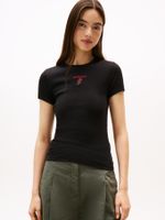 Camiseta-slim-con-logo-bordado