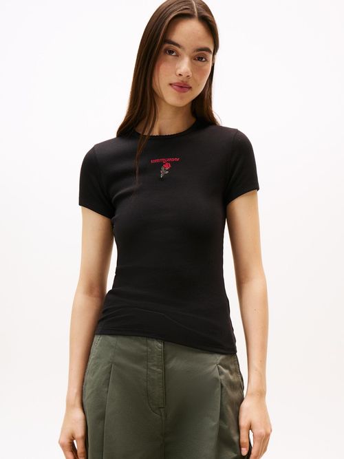 Camiseta-slim-con-logo-bordado