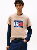 Camiseta-slim-con-logo-grafico