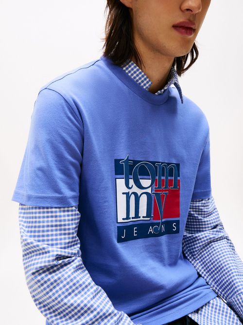 Camiseta-slim-con-logo-grafico