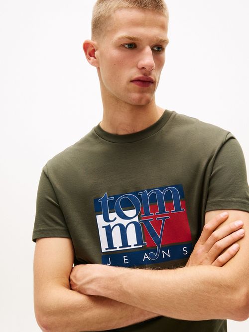 Camiseta-slim-con-logo-grafico