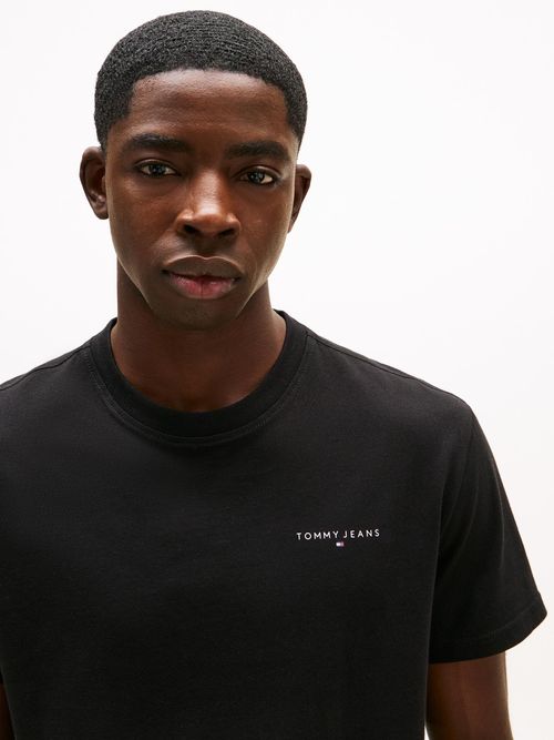 Camiseta-slim-con-logo-lineal