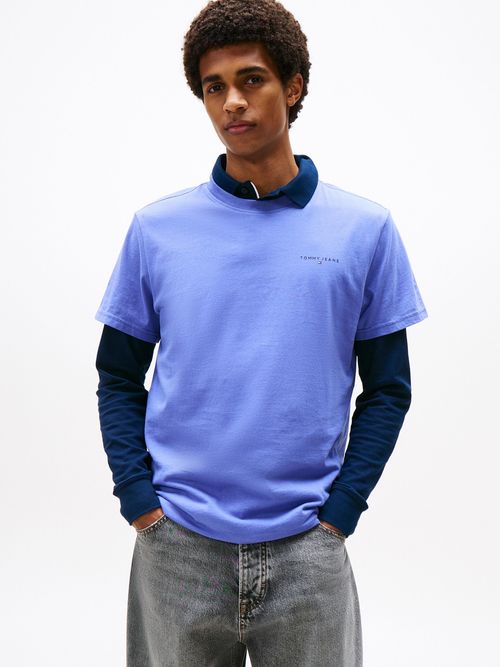 Camiseta-slim-con-logo-lineal