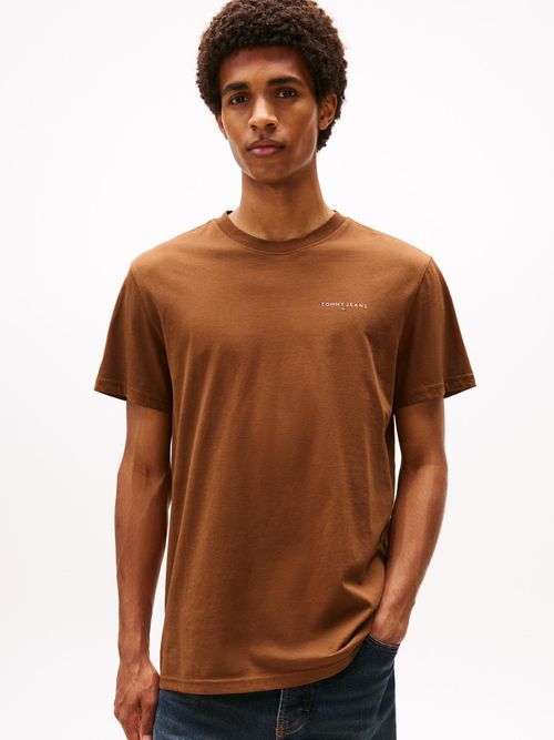 Camiseta-slim-con-logo-lineal