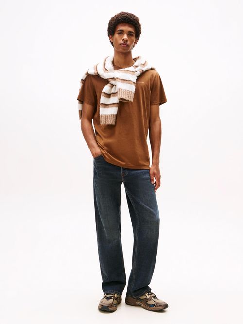 Camiseta-slim-con-logo-lineal