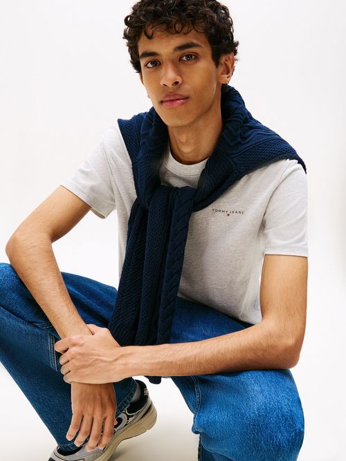 Camiseta-slim-con-logo-lineal