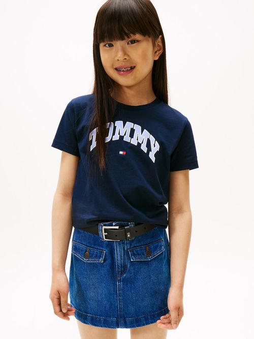 Camiseta-Varsity-con-logo-de-saten