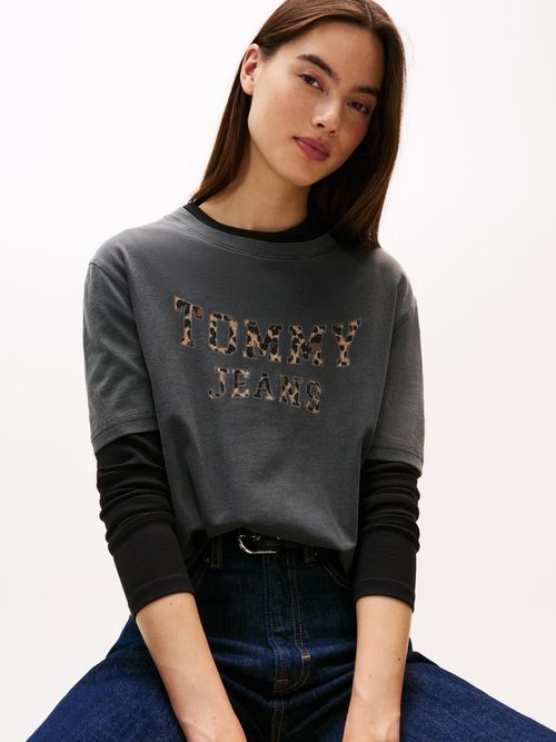 Camiseta-varsity-con-logo-grafico-con-tematica-de-leopardo