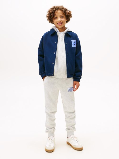 Jogger-varsity-con-logo-grafico