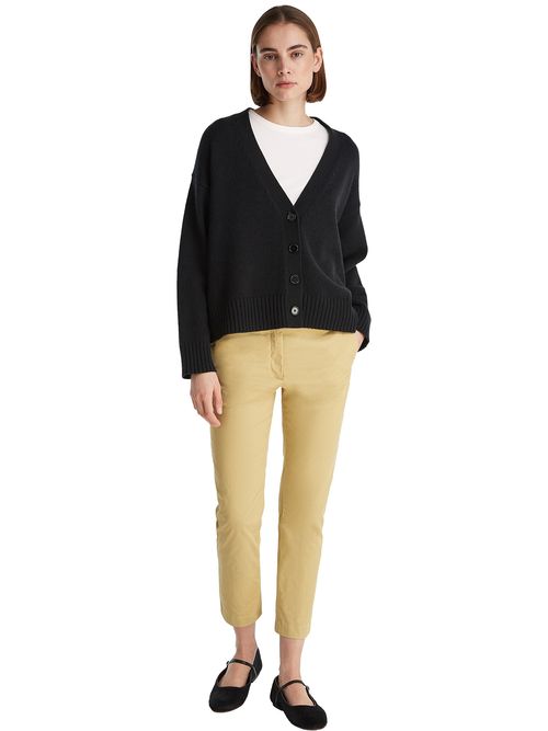 Pantalon-chino-con-logo