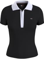 Polo-con-cuello-en-v-y-detalles-contrastantes.-