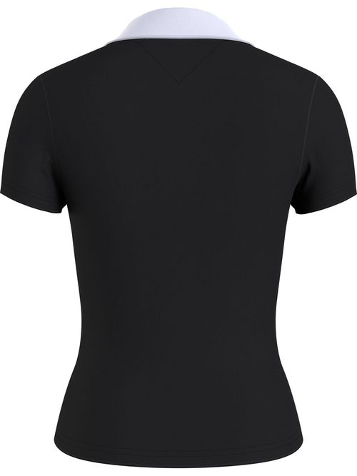 Polo-con-cuello-en-v-y-detalles-contrastantes.-