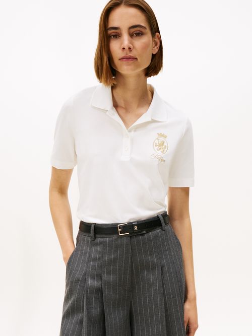 Polo-de-corte-regular-con-escudo-bordado