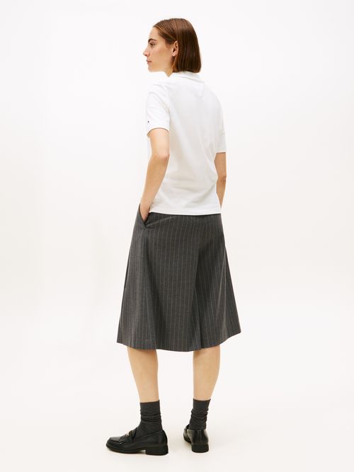 Polo-de-corte-regular-con-escudo-bordado