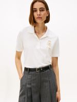 Polo-de-corte-regular-con-escudo-bordado