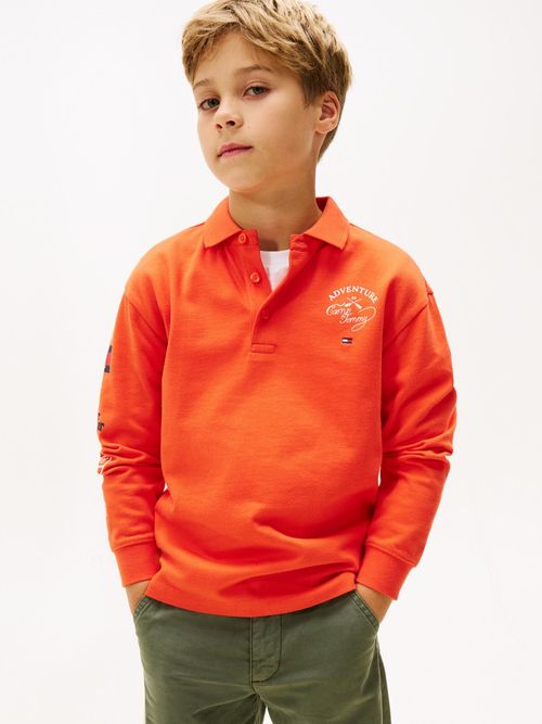 Polo-manga-larga-con-multiples-logos