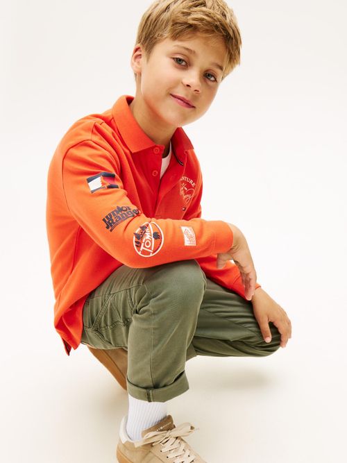 Polo-manga-larga-con-multiples-logos