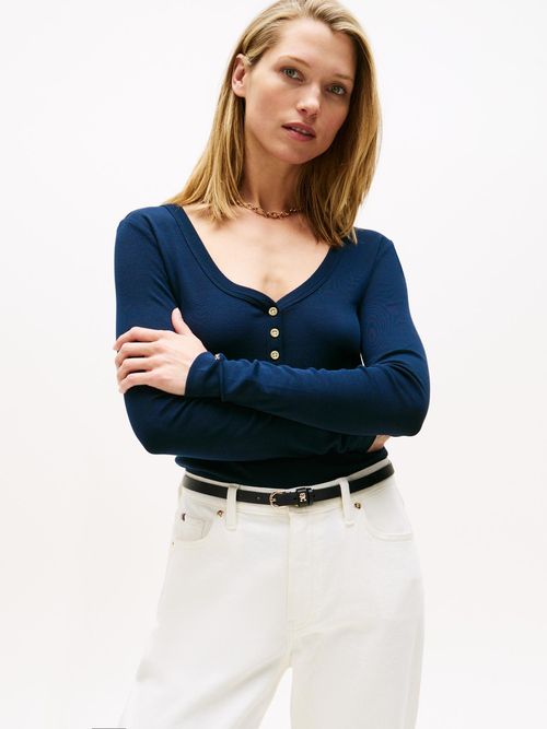 Top-con-cuello-henley-con-botones