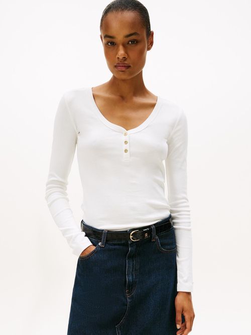 Top-con-cuello-henley-con-botones