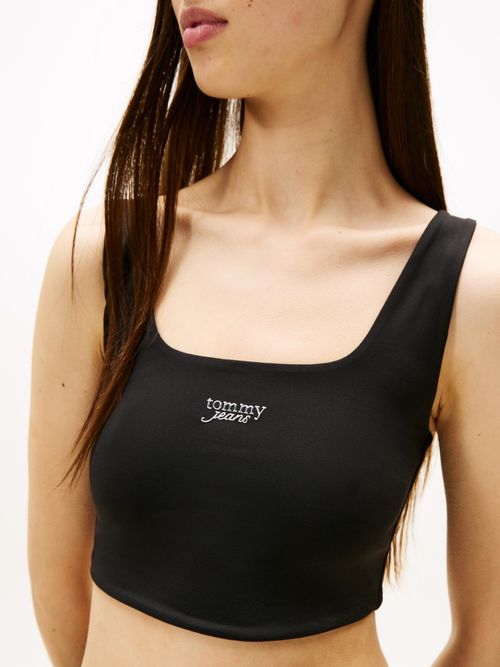 Top-sin-mangas-de-corte-cropped-y-corte-slim