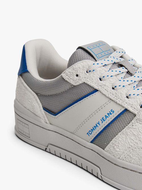 Zapatillas-de-ante-con-mezcla-de-texturas