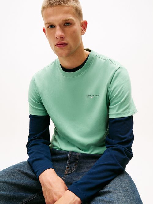 Camiseta-slim-con-logo-lineal