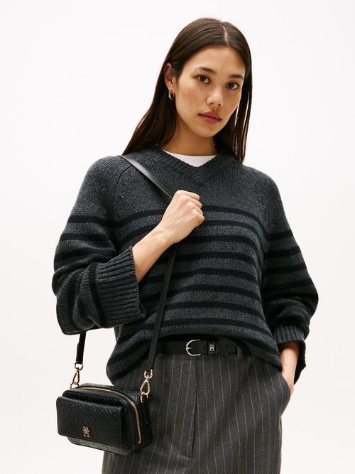 Bolso-camera-bag-con-textura-de-monograma-TH