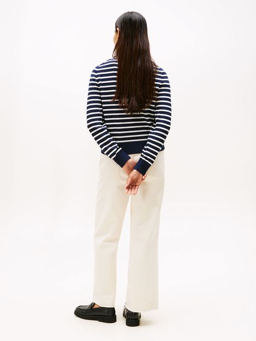 Sueter-de-cuello-redondo-con-logo-grafico