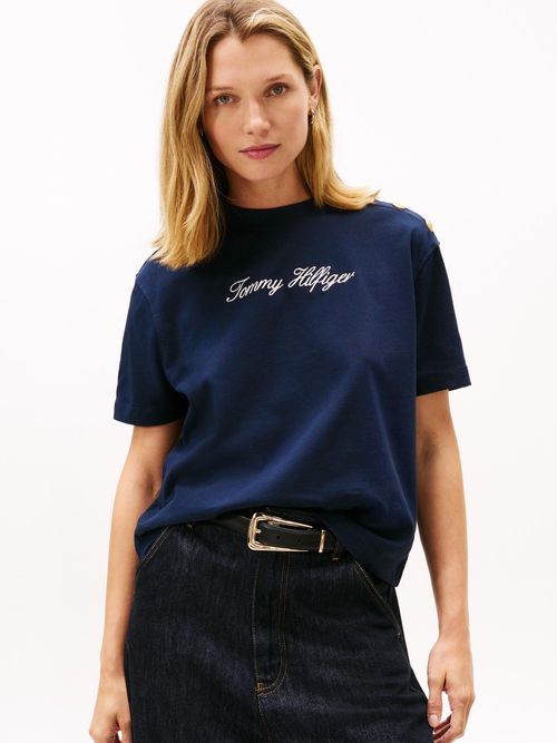 Camiseta-con-logo-script-y-botones-decorativos