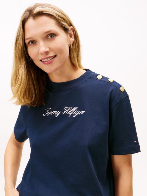 Camiseta-con-logo-script-y-botones-decorativos