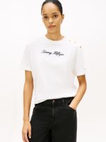 Camiseta-con-logo-script-y-botones-decorativos